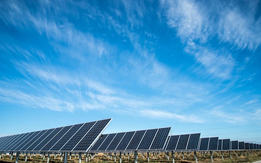 Hilera de paneles solares bajo un cielo azul