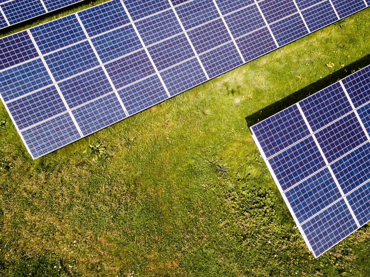 Vista aérea de una instalación de paneles solares sobre el verde