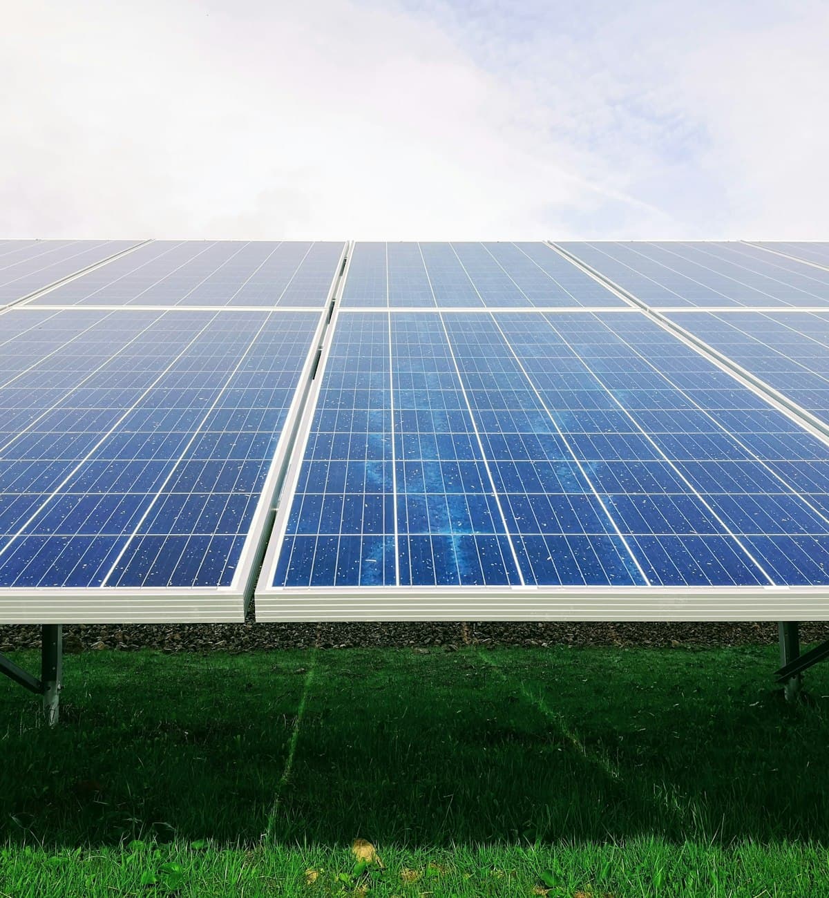 Primer plano de paneles solares modernos bajo el sol